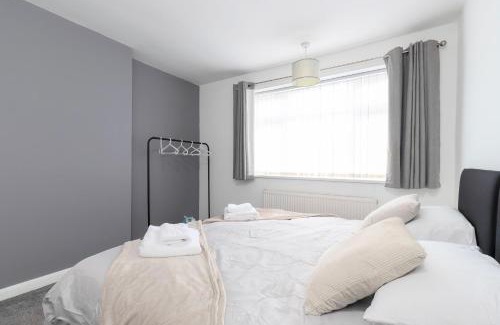 Weston on Trent Haus | 3 Bedroom Home with Private Driveway