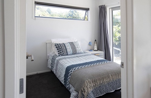 Kawakawa Bay Haus | 3 Bedroom House 30 seconds to the beach