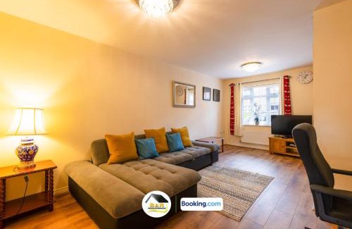 Amesbury Haus | 3 Bedroom House By B and R Serviced Accommodation Amesbury With Super fast Wi-Fi 145Mbps
