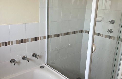 Napperby Haus | 3 Bedroom House, heating & cooling -17kms to Port Pirie - Pet Friendly.