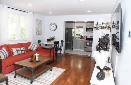Wheaton-Glenmont Haus | 3-bedroom house in fabulous Silver Spring with WiFi, AC