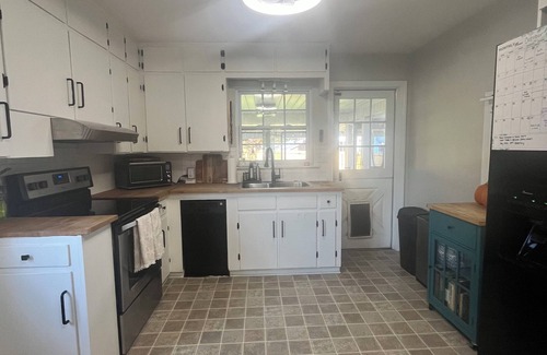 Winston - Salem Haus | 3-bedroom house in the popular Ardmore neighborhood. Pets welcome!