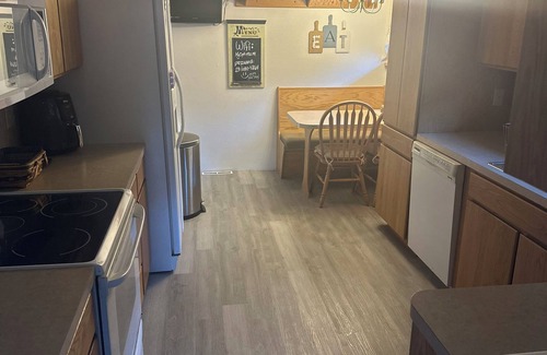 Wallace Haus | 3-bedroom house in charming Silverton with AC, WiFi. Enjoy your stay