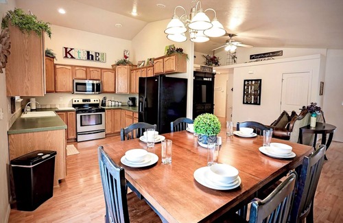 Jerome Haus | 3-bedroom house in charming Jerome with AC