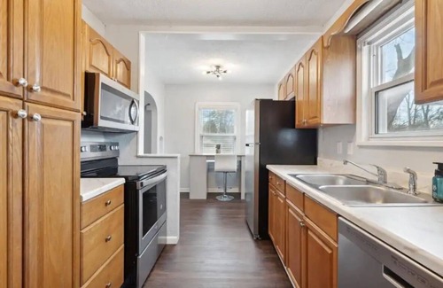 Reynolds Corners Haus | 3-bedroom house in enjoyable Toledo with WiFi, AC