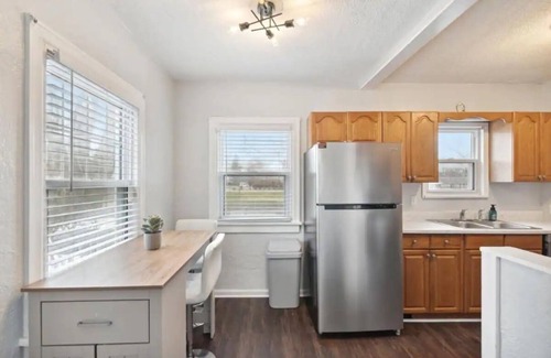 Reynolds Corners Haus | 3-bedroom house in enjoyable Toledo with WiFi, AC