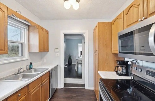 Reynolds Corners Haus | 3-bedroom house in enjoyable Toledo with WiFi, AC