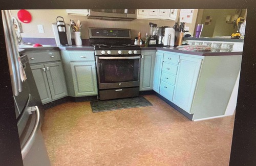 Pierre Haus | 3-bedroom house in lovely Pierre with AC, WiFi. Super host on the other site