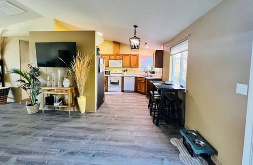 Phoenix Haus | 3-bedroom house in Quaint Phoenix,OR