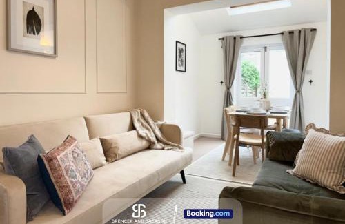 Oxford City Centre Haus | 3 Bedroom Stylish Oxford Townhouse Near The University By Spencer And Jackson Short Lets & Serviced Accommodation