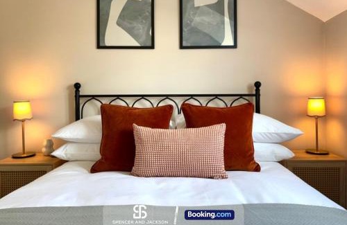 Oxford City Centre Haus | 3 Bedroom Stylish Oxford Townhouse Near The University By Spencer And Jackson Short Lets & Serviced Accommodation