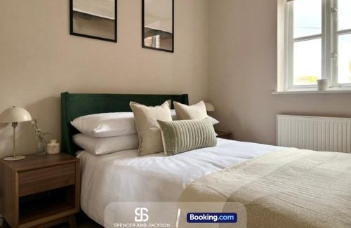 Oxford City Centre Haus | 3 Bedroom Stylish Oxford Townhouse Near The University By Spencer And Jackson Short Lets & Serviced Accommodation
