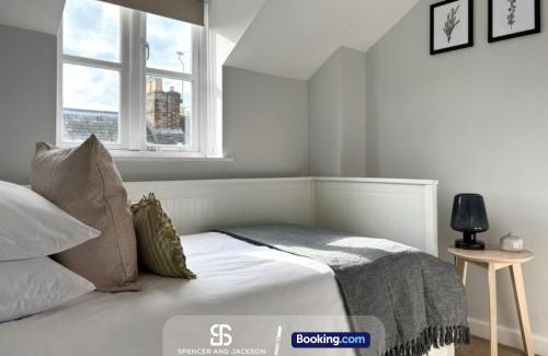 Oxford City Centre Haus | 3 Bedroom Stylish Oxford Townhouse Near The University By Spencer And Jackson Short Lets & Serviced Accommodation