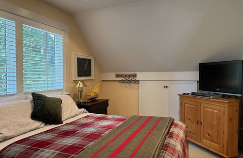 Juan de Fuca Electoral Area Haus | 3 bedroom suite on the Juan de Fuca straight.