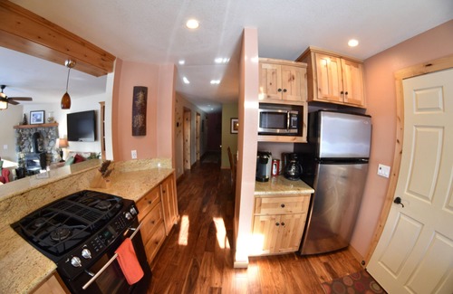 Truckee Eigentumswohnung | 2 BR plus LOFT Familienfreundliche aktualisierte Wohnung in der Nähe von Ski Hill, See & Wandern