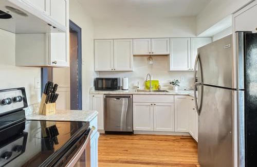 Des Moines Haus | 3 Br For 9 Guests -large Beautiful 3 Story Duplex