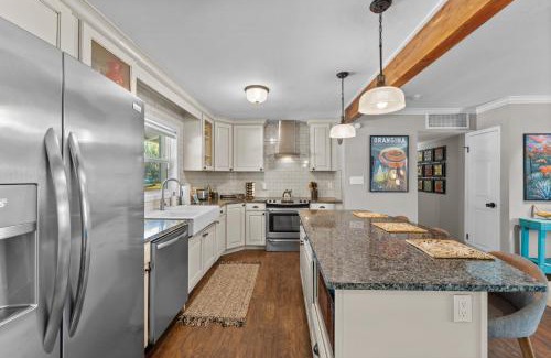 Southwest Village Haus | 3 Br Oasis W Private Pool In Old Town