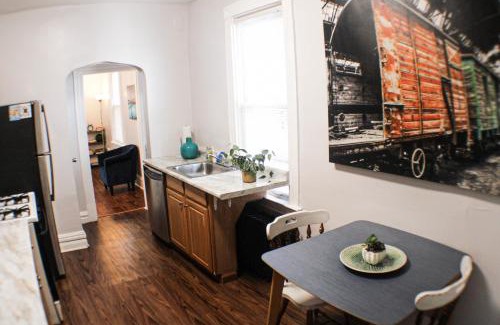 Pittsburgh Wohnung | 3 BR - Off Street Parking - Amazing View Nearby