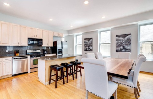 Pulaski Park Wohnung | 3 Flat Building Downtown - With Private Patios