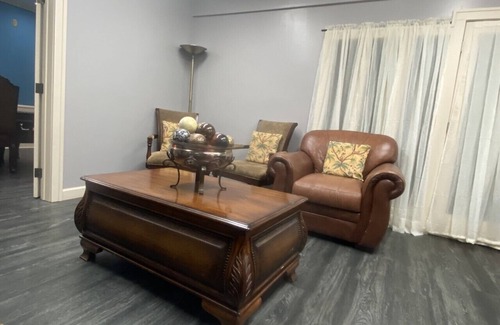 Willmar Haus | Amazing & HUGE 3-Bedroom Home In Willmar MN-SAVE COST