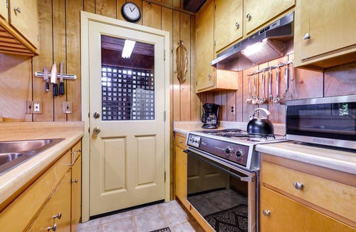 Arnold Kabine | 3 Mi to Big Trees State Park: Cabin w/ Deck