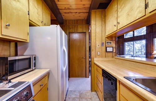 Arnold Kabine | 3 Mi to Big Trees State Park: Cabin w/ Deck