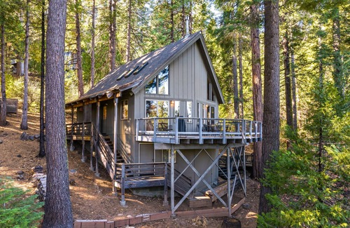 Arnold Kabine | 3 Mi to Big Trees State Park: Cabin w/ Deck
