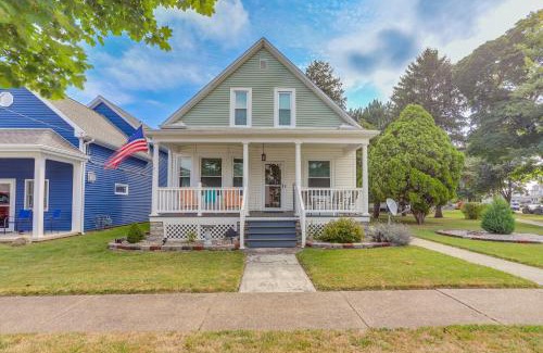 Sandusky Haus | 3 Mi to Cedar Point Sunny Sandusky Home with Yard