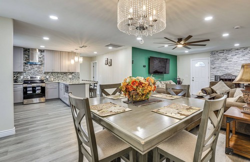 Phoenix Haus | 3 Mi to Desert Diamond Arena: Peoria Home w/Yard!