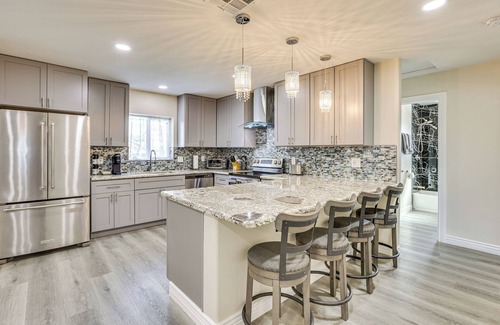 Phoenix Haus | 3 Mi to Desert Diamond Arena: Peoria Home w/Yard!