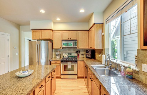 Bothell Haus | 3 Mi to Dtwn Bothell: Quaint Family Home w/ Patio