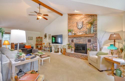 Jefferson City Haus | 3 Mi to Dtwn Jefferson City Family Home with Deck