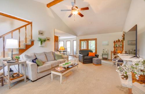 Jefferson City Haus | 3 Mi to Dtwn Jefferson City Family Home with Deck