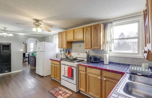 Englewood Haus | 3 Mi to Englewood Dam: Pet-Friendly Home w/ Yard!