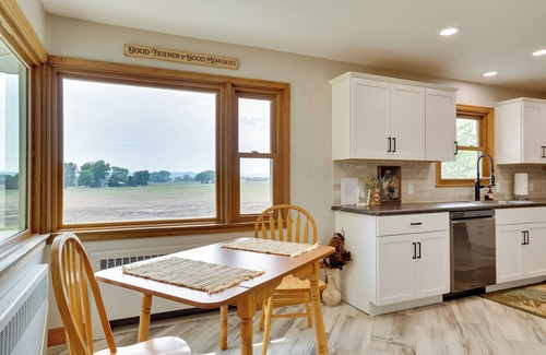 Onalaska Haus | 3 Mi to Lake Onalaska: Quaint Home w/ Prairie View