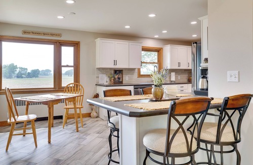 Onalaska Haus | 3 Mi to Lake Onalaska: Quaint Home w/ Prairie View