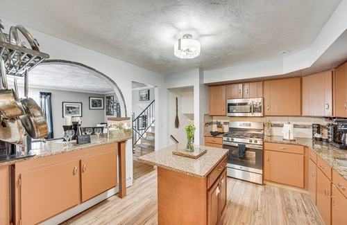 Spry Haus | 3 Mi to Lake Redman: Home w/ Furnished Pergola!