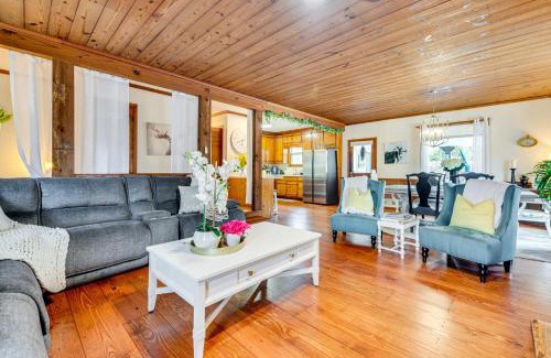 Marietta Haus | 3 Mi to Marietta Square Hot Tub Haven with 2 Patios