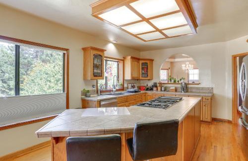 Eureka Haus | 3 Mi to Sequoia Park Zoo Spacious Home with Sunroom