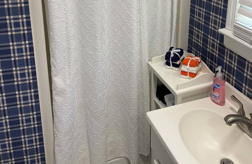 Auburn Hütte | 3 miles from the Auburn campus and Jordan Hare Stadium!