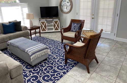 Auburn Hütte | 3 miles from the Auburn campus and Jordan Hare Stadium!