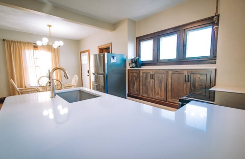 Sioux Falls Haus | 3 Min to downtown & Falls Park, 10 min to Airport - Clean King Bed Home