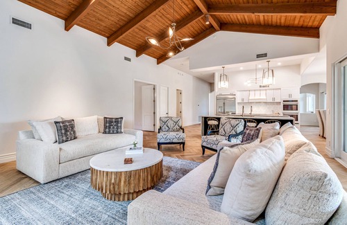 South Scottsdale Villa | ❤️️3 Min to Old Town❤️️Spectular Villa❤️️SwimBar❤️️PickleBall❤️️Golf❤️️Spa❤️️BBQ