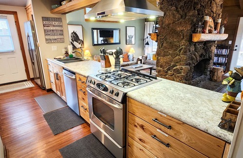 Overlook Park Kabine | 3 Min to SHARC with 8 Passes! Private Hot Tub, Quite Cul-de-sac w/ PS4 & BBQ