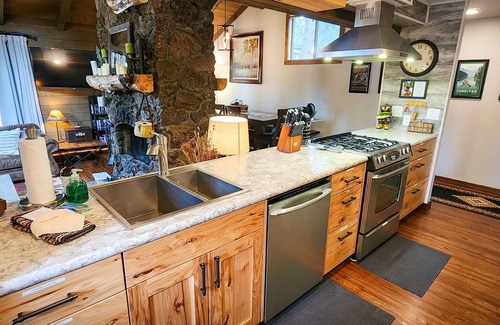 Overlook Park Kabine | 3 Min to SHARC with 8 Passes! Private Hot Tub, Quite Cul-de-sac w/ PS4 & BBQ