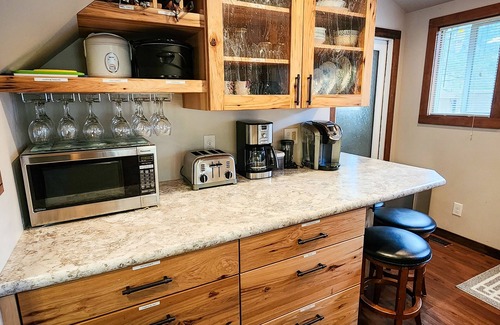 Overlook Park Kabine | 3 Min to SHARC with 8 Passes! Private Hot Tub, Quite Cul-de-sac w/ PS4 & BBQ