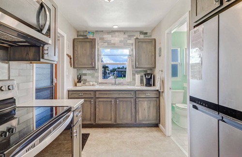 Bokeelia Haus | DREI Minuten, um Wasser zu öffnen! Fantastischer, umgestalteter Fischerort am Gulf-Access-Kanal, kostenloses WLAN!