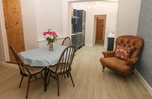 Monyash Hütte | 3 OLD HALL COTTAGES, family friendly, with open fire in Bakewell