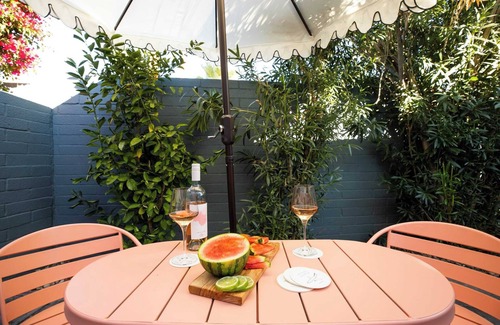 Tahquitz River Estates Hütte | 3 Private Rooms At The Wesley Hotel Perfect for Group Stays