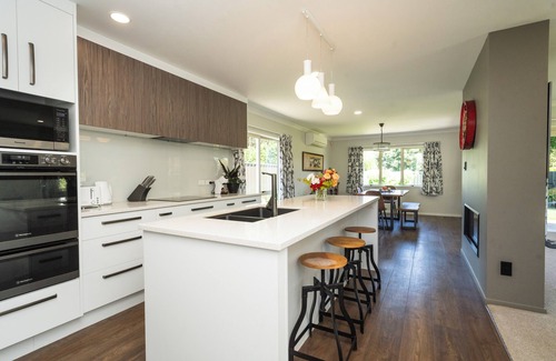 Raureka Haus | 3 Queen beds, Hot Tub, Air Conditioning.